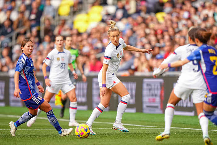 U.S. midfielder Kristie Mewis in action, handles the ball vs Japan during the SheBelieves Cup.